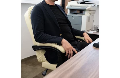 Fotel biurowy z wysuwaną podnóżkiem - kremowy