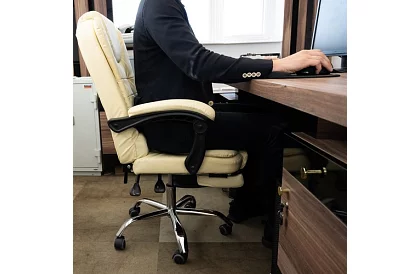 Fotel biurowy z wysuwaną podnóżkiem - kremowy