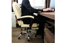Fotel biurowy z wysuwaną podnóżkiem - kremowy