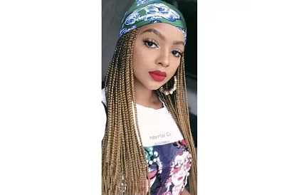 Syntetyczne ombre warkocze na włosy – ciemny blond