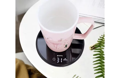 Elektrczny podgrzewacz napojów – zestaw podgrzewacza, kubek, łyżeczka i pokrywka