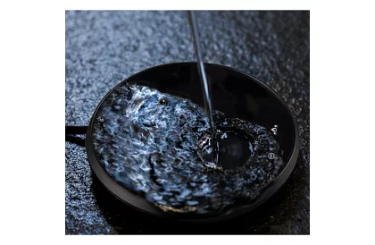 Elektrczny podgrzewacz napojów – zestaw podgrzewacza, kubek, łyżeczka i pokrywka