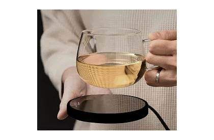 Elektrczny podgrzewacz napojów – zestaw podgrzewacza, kubek, łyżeczka i pokrywka