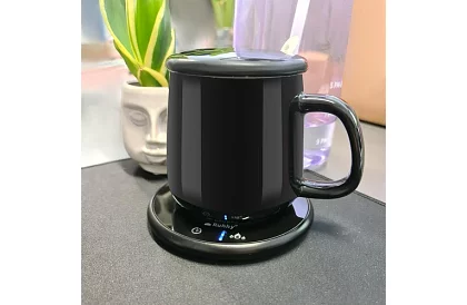 Elektrczny podgrzewacz napojów – zestaw podgrzewacza, kubek, łyżeczka i pokrywka