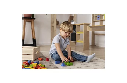 Drewniane klocki w wiaderku z sorterem kształtów – 100 szt.