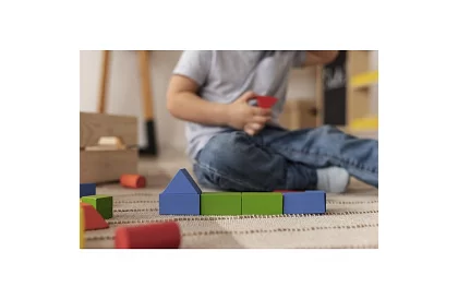 Drewniane klocki w wiaderku z sorterem kształtów – 100 szt.