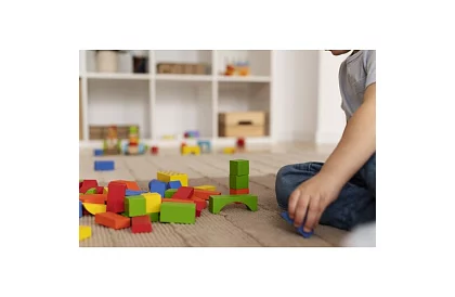 Drewniane klocki w wiaderku z sorterem kształtów – 100 szt.