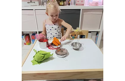 Zestaw metalowych naczyń dla dzieci