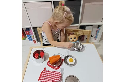 Zestaw metalowych naczyń dla dzieci