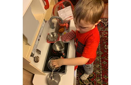 Zestaw metalowych naczyń dla dzieci