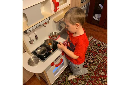 Zestaw metalowych naczyń dla dzieci