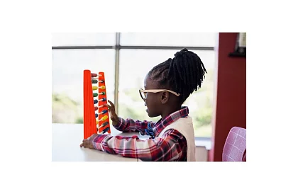 Drewniane liczydło z koralikami dla dzieci